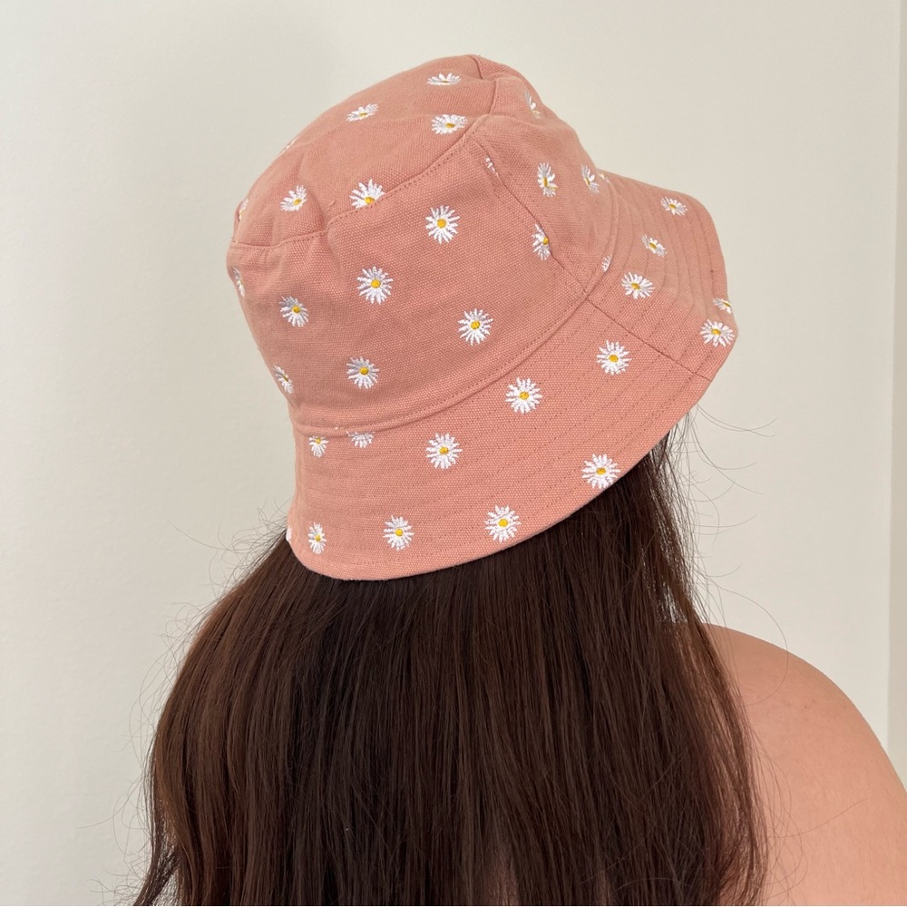 UO Embroidered Floral Bucket Hat